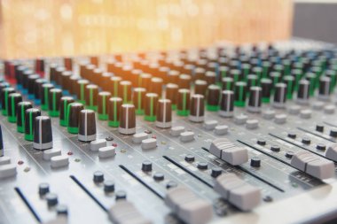 Ses karıştırıcı kontrol paneli. Adju için ses konsolu düğmeleri
