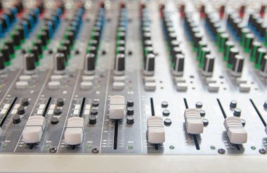 Ses karıştırıcı kontrol paneli. Adju için ses konsolu düğmeleri