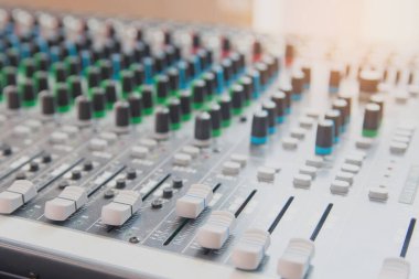 Ses karıştırıcı kontrol paneli. Adju için ses konsolu düğmeleri