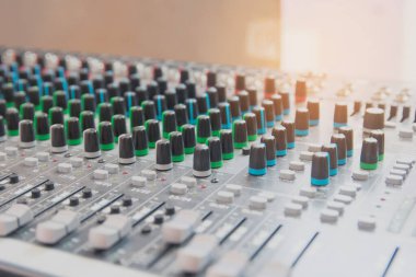 Ses karıştırıcı kontrol paneli. Adju için ses konsolu düğmeleri