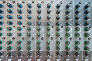 Ses karıştırıcı kontrol paneli üst görünümü. Ses konsolu düğmeleri