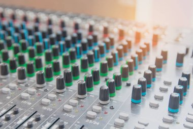 Ses karıştırıcı kontrol paneli. Adju için ses konsolu düğmeleri