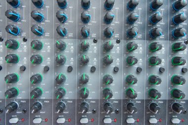 Ses karıştırıcı kontrol paneli üst görünümü. Ses konsolu düğmeleri