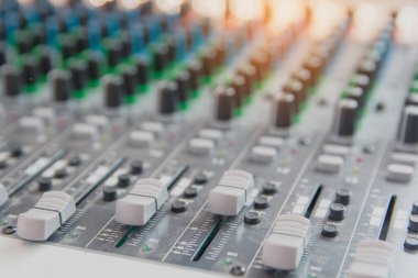 Ses karıştırıcı kontrol paneli. Adju için ses konsolu düğmeleri