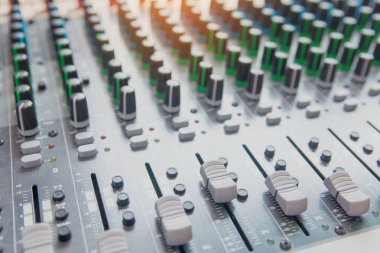 Ses karıştırıcı kontrol paneli. Adju için ses konsolu düğmeleri