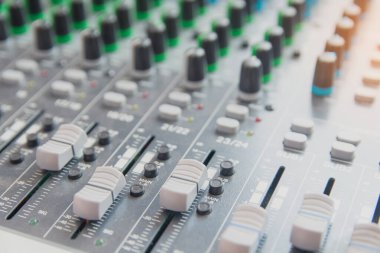 Ses karıştırıcı kontrol paneli. Adju için ses konsolu düğmeleri