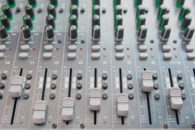 Ses karıştırıcı kontrol paneli. Adju için ses konsolu düğmeleri