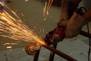 Çelik üzerinde elektrikli tekerlek gıcırtısı. kesmekten kıvılcımlar