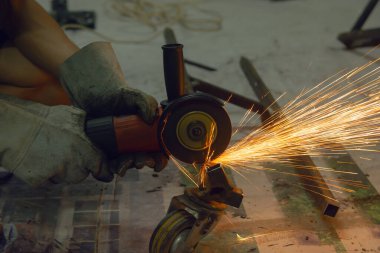 Çelik üzerinde elektrikli tekerlek gıcırtısı. kesmekten kıvılcımlar