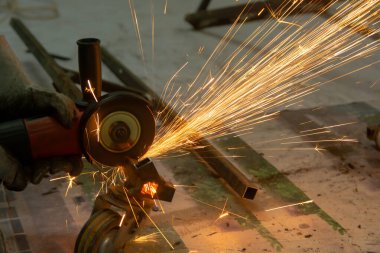 Çelik üzerinde elektrikli tekerlek gıcırtısı. kesmekten kıvılcımlar