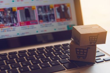 Çevrimiçi alışveriş: Kağıt kutular veya alışveriş arabası olan paket.