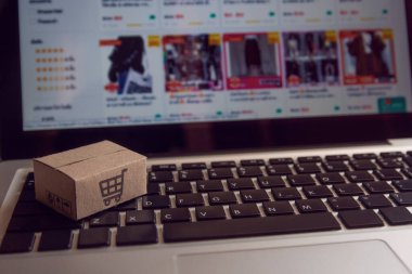 Çevrimiçi alışveriş: Kağıt kutular veya alışveriş arabası olan paket.