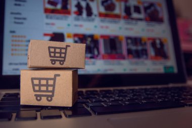 Çevrimiçi alışveriş: Kağıt kutular veya alışveriş arabası olan paket.