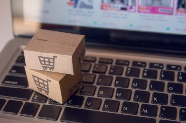 Çevrimiçi alışveriş: Kağıt kutular veya alışveriş arabası olan paket.