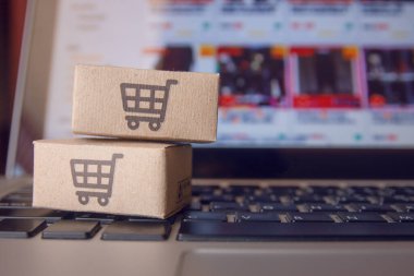 Çevrimiçi alışveriş: Kağıt kutular veya alışveriş arabası olan paket.