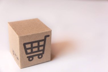 Beyaz arkası süpermarket arabası logosu olan karton kutu veya paket.
