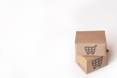 Beyaz arkası süpermarket arabası logosu olan karton kutu veya paket.