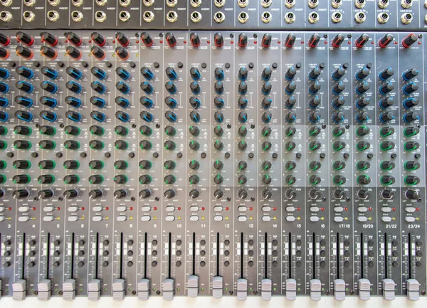 Mikser dźwięku audio panel sterowania widok z góry. Przyciski konsoli dźwiękowej — Zdjęcie stockowe
