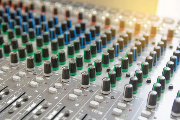 Pannello di controllo del mixer audio. pulsanti della console audio per adju — Foto Stock