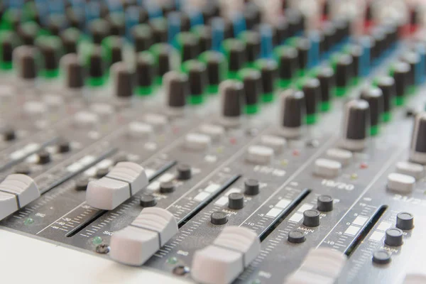 Pannello di controllo del mixer audio. pulsanti della console audio per adju — Foto Stock