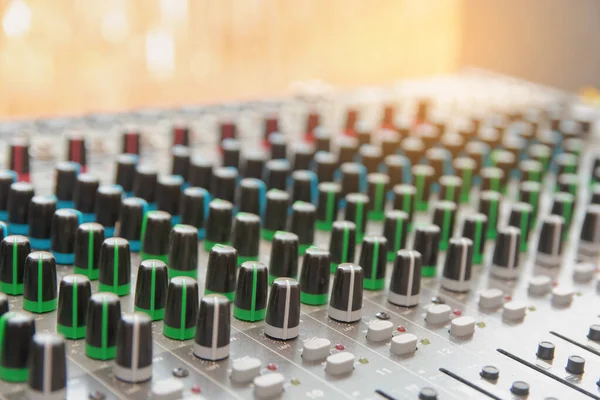 Painel de controle do misturador de som de áudio. Botões de console de som para adju — Fotografia de Stock