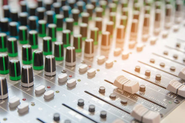 Pannello di controllo del mixer audio. pulsanti della console audio per adju — Foto Stock