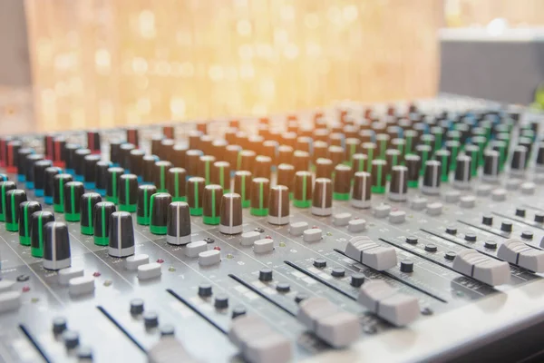 Painel de controle do misturador de som de áudio. Botões de console de som para adju — Fotografia de Stock