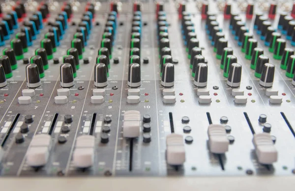 Pannello di controllo del mixer audio. pulsanti della console audio per adju — Foto Stock