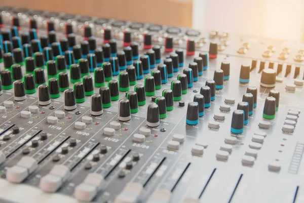 Pannello di controllo del mixer audio. pulsanti della console audio per adju — Foto Stock