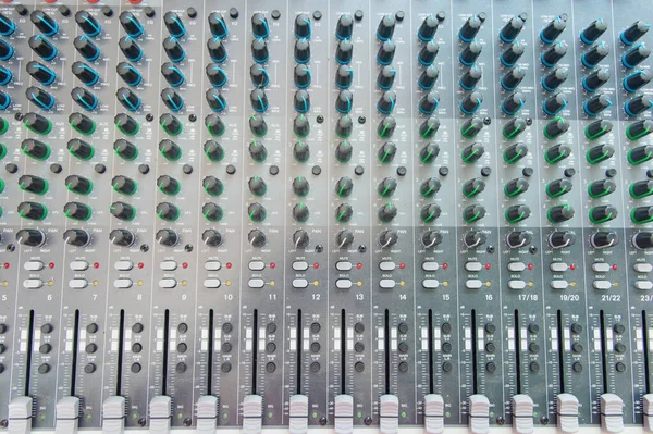 Ηχητικός πίνακας ελέγχου μίξερ ήχου πάνω όψη. Κουμπιά κονσόλας ήχου — Φωτογραφία Αρχείου