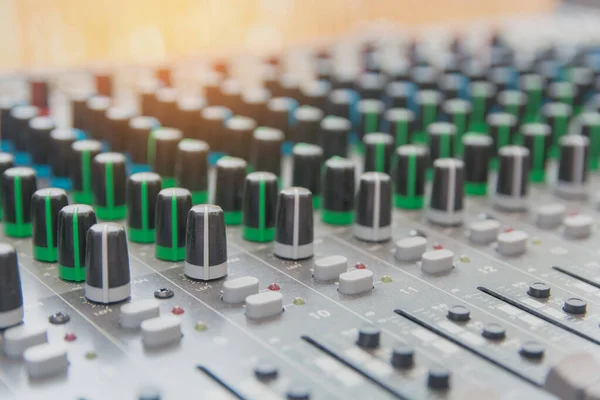 Panel de control del mezclador de sonido de audio. Botones de consola de sonido para adju —  Fotos de Stock