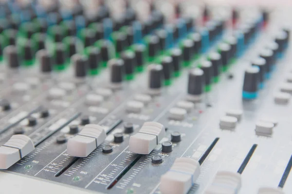 Pannello di controllo del mixer audio. pulsanti della console audio per adju — Foto Stock