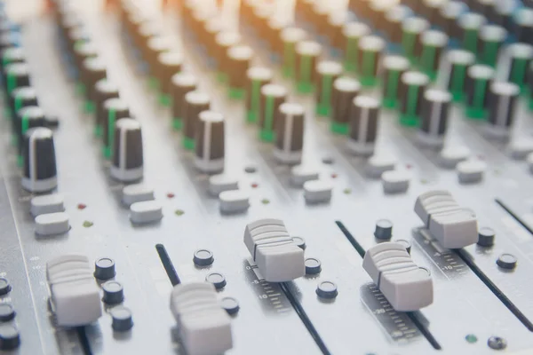 Panel de control del mezclador de sonido de audio. Botones de consola de sonido para adju — Foto de Stock