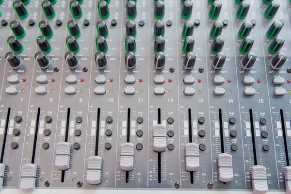 Zobrazení horní části ovládacího panelu mixéru zvuku Tlačítka zvukové konzole — Stock fotografie