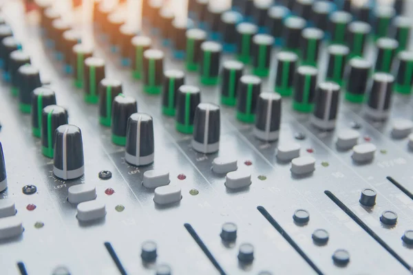 Pannello di controllo del mixer audio. pulsanti della console audio per adju — Foto Stock