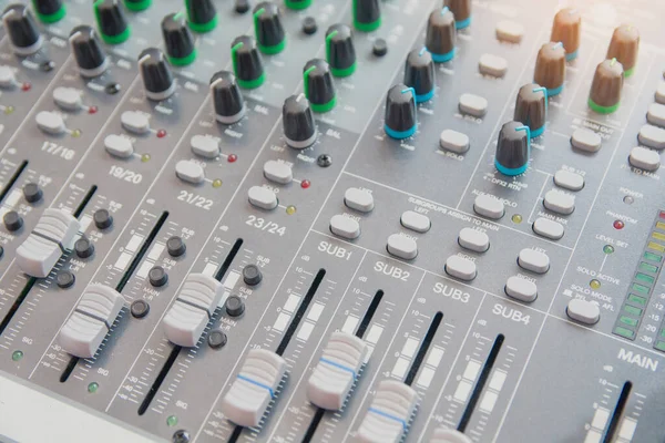 Ovládací panel mixéru zvuku. Tlačítka zvukové konzole pro adju — Stock fotografie