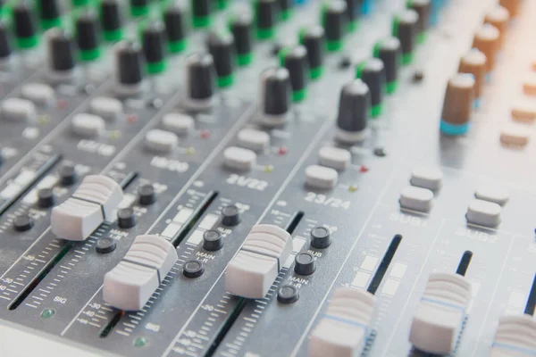 Pannello di controllo del mixer audio. pulsanti della console audio per adju — Foto Stock