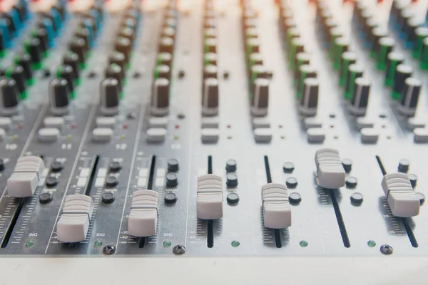 Painel de controle do misturador de som de áudio. Botões de console de som para adju — Fotografia de Stock