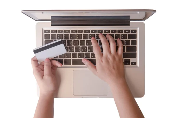 Femme main tenant carte de crédit et en utilisant la fabrication d'ordinateur portable en ligne. p — Photo