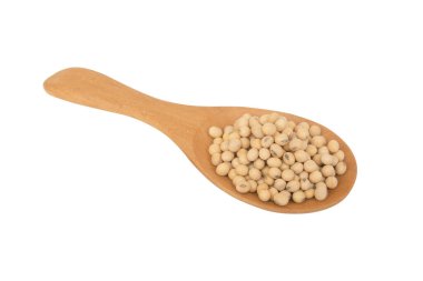 Tahta kaşık üzerindeki soya fasulyesi beyaz arka planda kırpılmış.