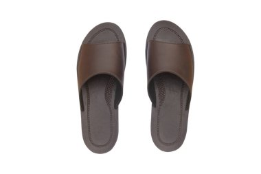 Kırpma yolu ile beyaz arkaplanda izole kahverengi sandaletler.