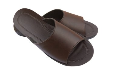 Kırpma yolu ile beyaz arkaplanda izole kahverengi sandaletler.