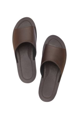 Kırpma yolu ile beyaz arkaplanda izole kahverengi sandaletler.