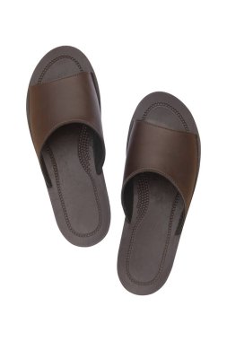 Kırpma yolu ile beyaz arkaplanda izole kahverengi sandaletler.