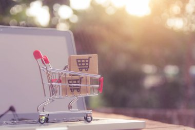 Çevrimiçi alışveriş kavramı - Paket veya karton kutu ve alışveriş