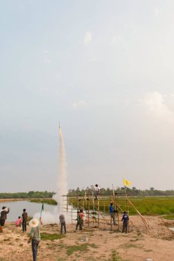 Nakhonphanom, Tayland - 11 Nisan 2019 - Tayland roketi gökyüzünde