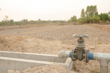 Kırsalda tarım için sulama borusu ve su vanası.