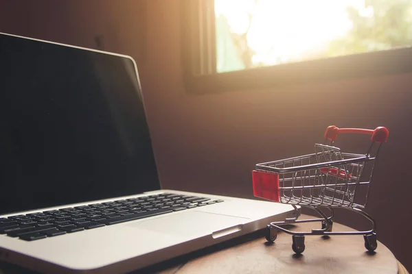 Conceito de compras on-line - carrinho de compras ou carrinho em um laptop k — Fotografia de Stock