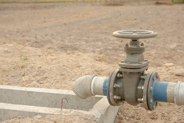 Irrigatiepijp en waterklep Voor de landbouw In het platteland — Stockfoto