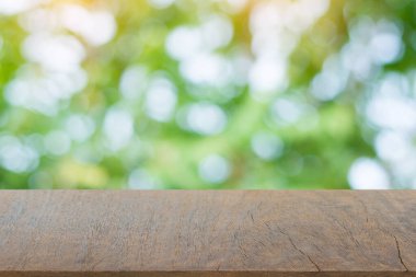 Boş koyu ahşap masa üstü ve bulanık doğa arkaplanı ile kopyalar